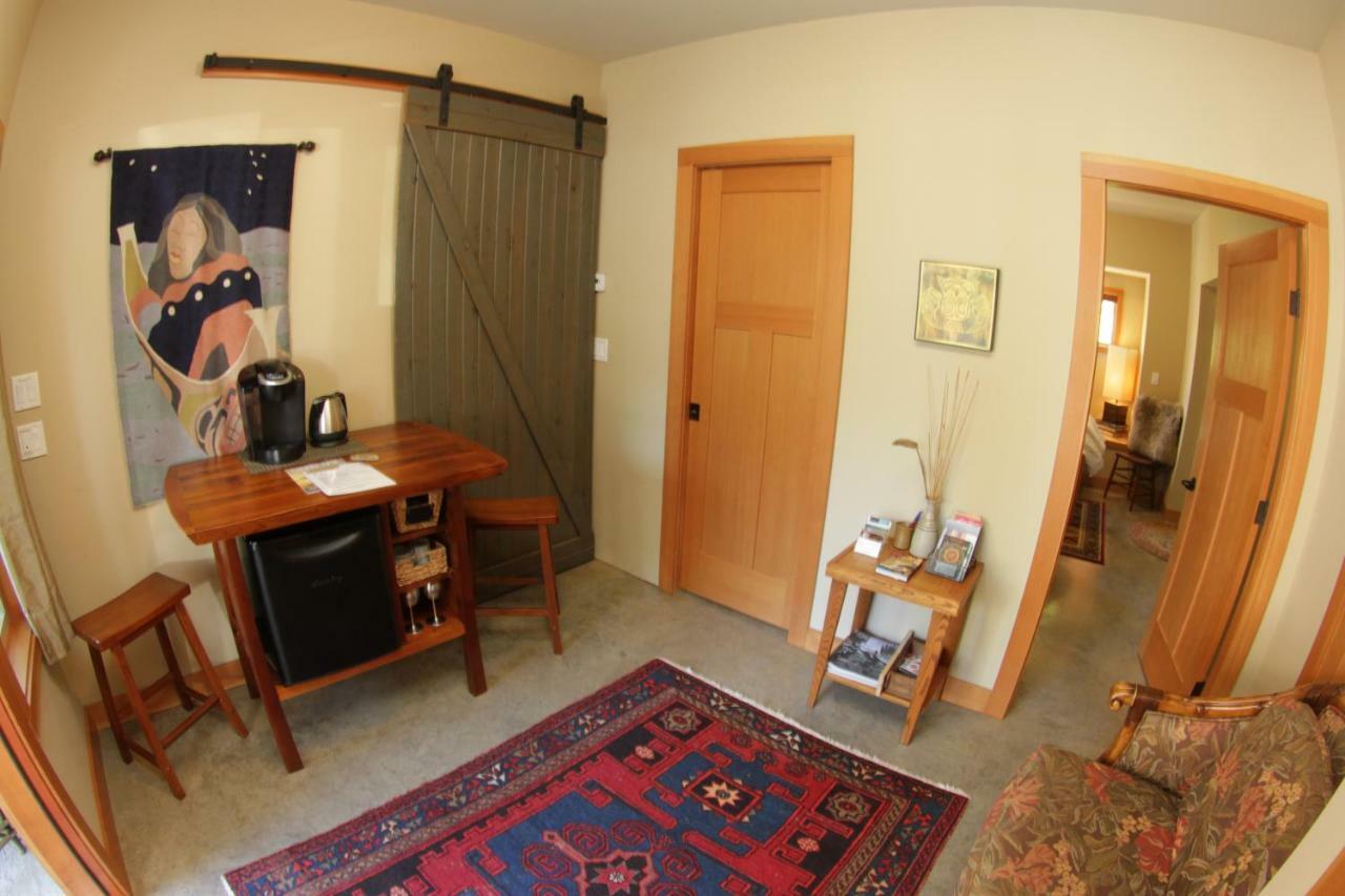 Black Bear Guesthouse Tofino Kültér fotó